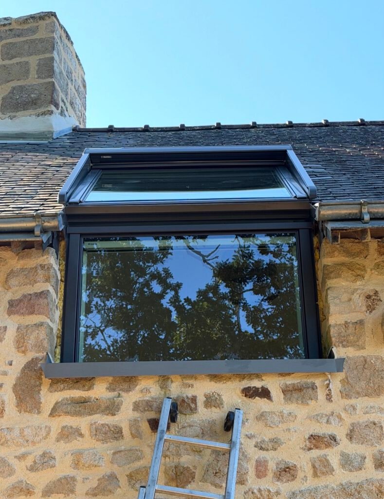 Pose de fenêtre de toit Velux
